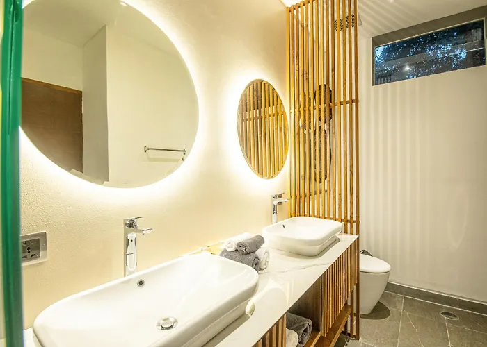 Ferienhaus Designer 5br Villa, 400m To Beach With Nature View Canggu