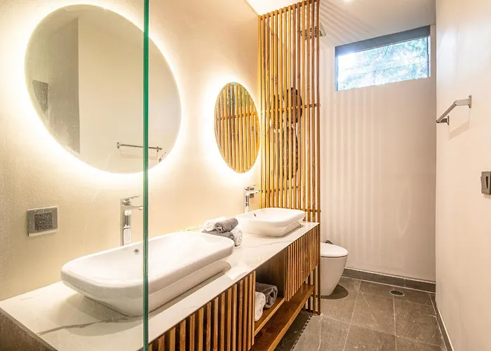 Ferienhaus Designer 5br Villa, 400m To Beach With Nature View Canggu